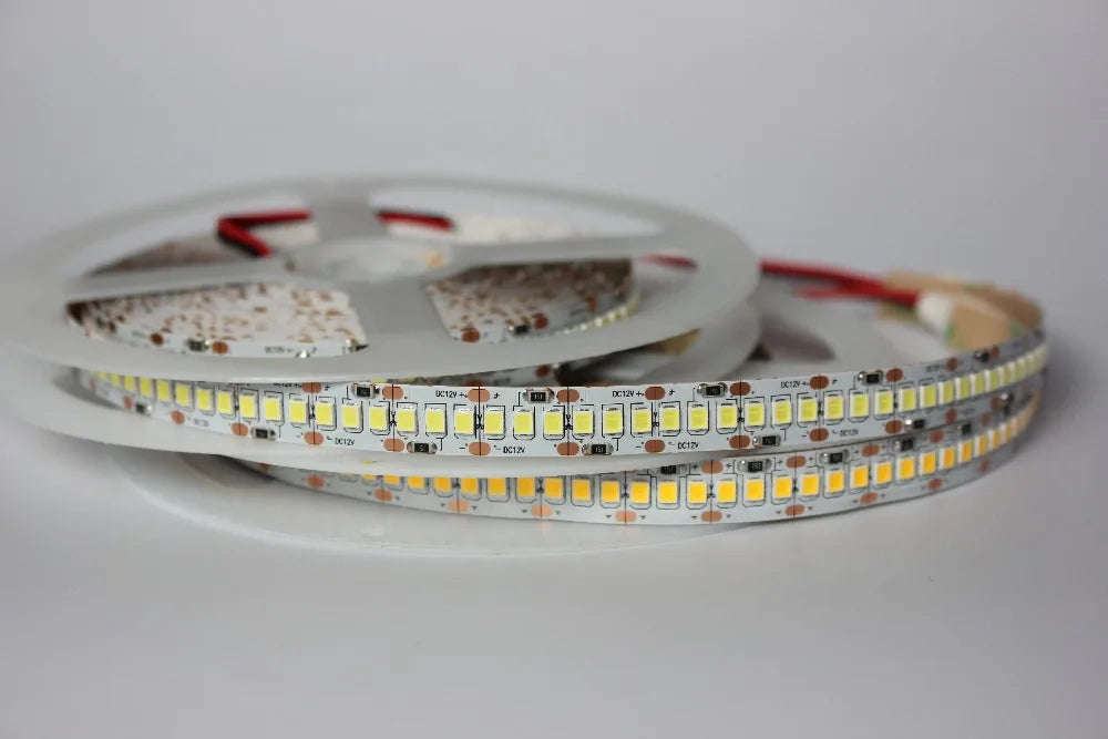Fita LED 2835 240 LEDs/m com Controlador 12V – Alta Luminosidade para Ambientes Internos